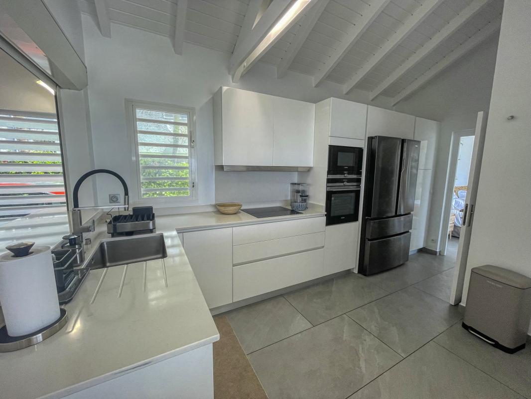 14.Location villa piscine vue mer Sainte Anne Guadeloupe_Cuisine vue mer